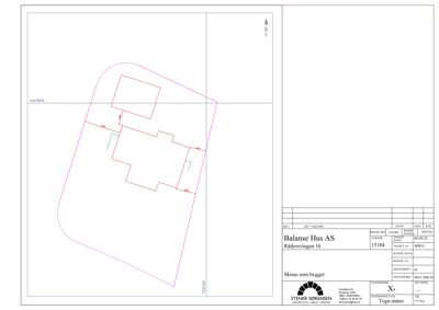 Situasjonsplan som viser bygningens plassering på tomten med koordinater og mål.