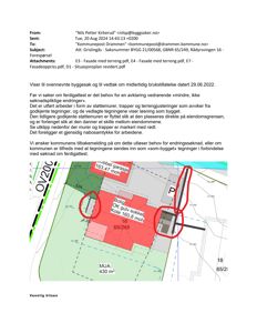 Situasjonsplan som viser bygningens plassering på tomten, eiendomsgrenser, høydemål (koter) og naboeiendommer.