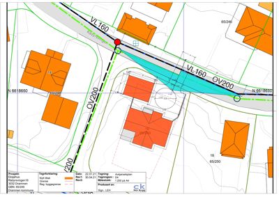 Situasjonsplan som viser tomt, naboeiendommer, veier og en planlagt avkjjøring.