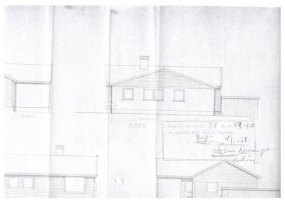 En tegning som viser fasadeopprikk (fra nord) av en enebolig med tak, vinduer og en tilhørende uthus.