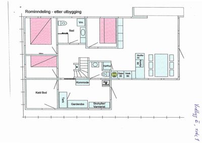 Plantegning som viser rominndeling etter utbygging, med merking av rom som soverom, bad, kjøkken og bod.