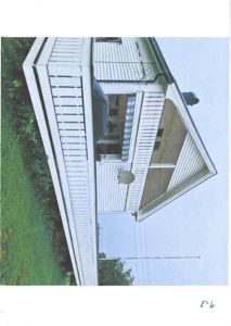 Fotografi av en eksisterende eller planlagt bygning (hus) sett fra siden, med synlig fasade, balkong og omgivelser.