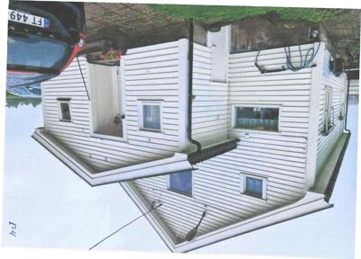 Fotografi av en hvit, paneltett villa sett fra en vinkel som viser både fasade og tak. Bildet er speilet eller vendt opp-ned.