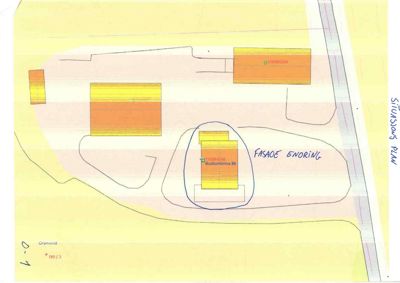 Situasjonsplan som viser tomtens form, bygningers plassering og omgivelser.