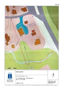 Situasjonsplan (kartutsnitt) som viser tomtens beliggenhet, grenser, nabolag, veier og topografi.