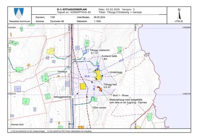 Situasjonsplan som viser tomtens beliggenhet, bebyggelseslinjer, eksisterende og planlagt bebyggelse, samt topografi og avstander til bekke.