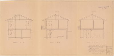 Tegning som viser tverrsnitt (snitt) gjennom en bygning, med mål og konstruksjonsdetaljer.