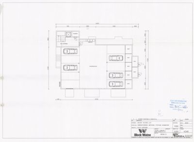 Plantegning som viser plassering av parkeringsplasser og rom i et bygg.
