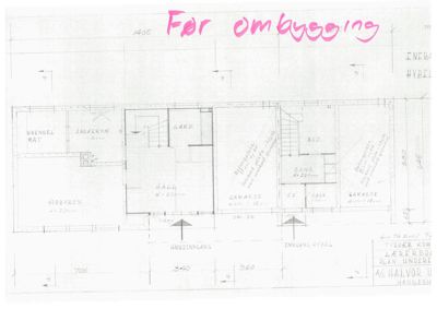 Etasjeplan (underetasjen) for en bygning med rombetegnelser som hobbyrom, garderobe, garasje og gang. Tegningen viser også mål og innganger.