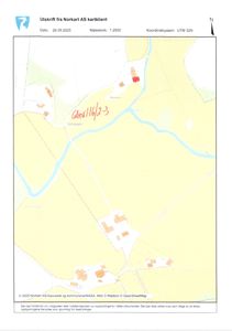 Kartutsnitt fra Norkart som viser tomtens beliggenhet i forhold til nabolag, veger og elv.