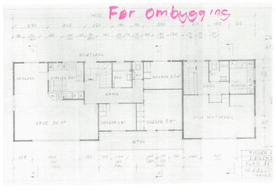 Etasjeplan (plantegning) som viser romfordeling, mål og funksjoner for et hus før ombygging.