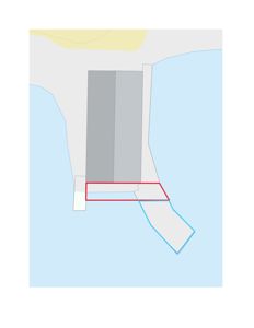 Situasjonsplan som viser tomtens form (rødt), nabotomter (grått) og vann (blått).