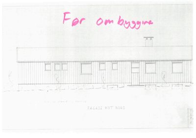En tegning som viser fasaden mot nord på en bygning, med vinduer, dør og takkonstruksjon. Teksten 'FAGADE MOT NORD' bekrefter typen.