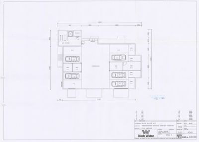 Plantegning som viser romfordeling, parkeringsplasser og dimensjoner for et bygg.