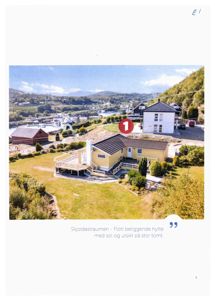 Fotografi av en hytte (Skjoldastraumen) sett fra luften, med omgivende natur og nabolag.