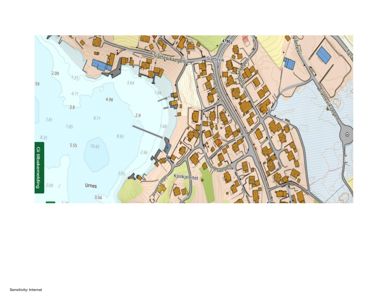 Situasjonsplan som viser tomtens beliggenhet i forhold til nabolag, veier, vann og terrengforhold.