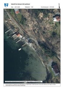 Satellittbilde med overlagte kartdata (topografi, vegnett, eiendomsnummer) og utskriftsinfo fra Norkart.