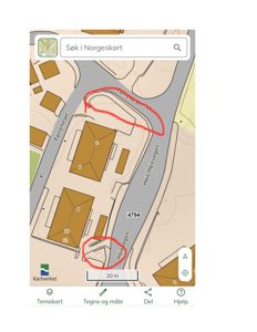 Kartutsnitt fra Norgeskart som viser tomt, veier og bygninger med røde markeringer.