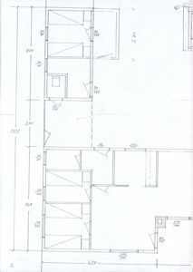 En håndtegnet etasjeplan som viser romfordeling, dører, vinduer og dimensjoner for en bygning.