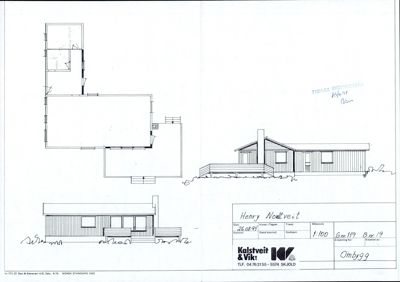 Tegning som viser fasadeopprikk (framside og side) av en enebolig, samt en planutsnitt (trolig etasjeplan) til venstre.
