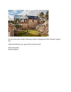 Fotografi av en ferdigbygd eller planlagt hytte med glassfasade og solceller, sett fra bakken.