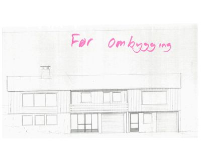 En tegning som viser fasaden på en bygning før ombygging, med håndskrevet tekst 'Før ombygging' øverst.