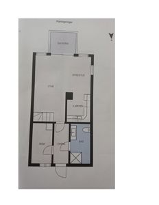 Etasjeplan (plantegning) som viser romfordeling med stue, kjøkken, bad, entré og et rom.