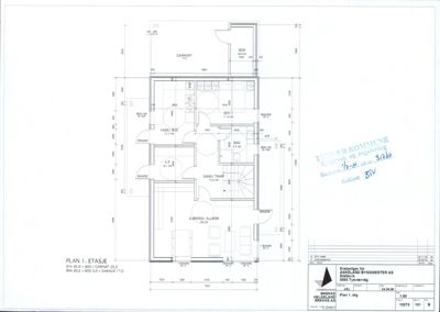 Etasjeplan (PLAN 1. ETASJE) som viser romfordeling, mål og funksjoner for et hus.