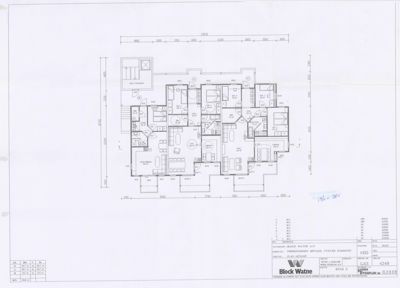 Plantegning som viser romfordeling, dimensjoner og innredning for etasje i en bygning.