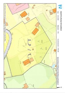 Situasjonsplan (tomtekart) som viser eiendomsnummer, bygninger, vegger og grunntoppografi.