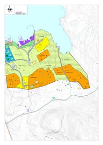 Situasjonsplan som viser tomtens beliggenhet i forhold til omgivelsene, inkludert høydekurver, vei, vann og nabolag.