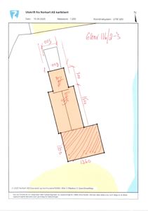 Situasjonsplan (tomtekart) med håndskrevne mål og eiendomsnummer.