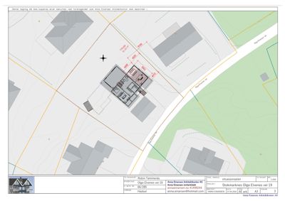 Situasjonsplan som viser bygningens plassering på tomten i forhold til nabobebyggelse og veier, med angitte mål og areal.