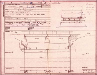 Snittegning av en bro med detaljerte mål og konstruksjonsbeskrivelser.
