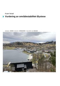 Fotografi av Kvam herad med utsikt over Øystese, inkludert havn, bygninger og omgivende landskap.