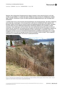 Fotografi av et terrassert område med skråninger, vegetasjon og en bygning i bakgrunnen, illustrert i en rapport om områdestabilitet.