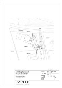 Situasjonsplan som viser tomtens grenser, naboeiendommer (256/50, 256/227 osv.), eksisterende anlegg, veier og bygningers plassering i forhold til hverandre.