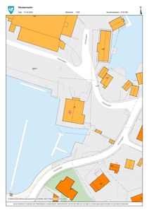 Situasjonsplan som viser bygningers plassering i forhold til hverandre, veier (Hovevegen) og vannareal. Planen inneholder også informasjon om datoen, målestokk og koordinatsystem.