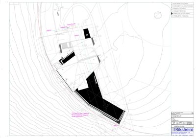 Situasjonsplan som viser tomtens terrengforhold (konturlinjer), eksisterende og planlagt bebyggelse, samt grenser og tilgrensende eiendommer.