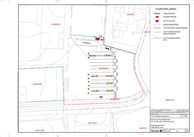 Situasjonsplan som viser plassering av ladestasjoner (truck) på eiendomstomt med angitte eiendomsnummer og grenser.
