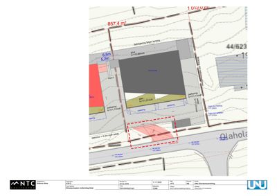 Situasjonsplan som viser tomtens grenser, plassering av bygninger, parkeringsarealer, veiavstander og arealopplysninger.
