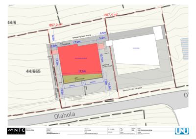 Situasjonsplan som viser tomtens grenser, bygningers plassering, parkeringsarealer og høydeforskjeller.