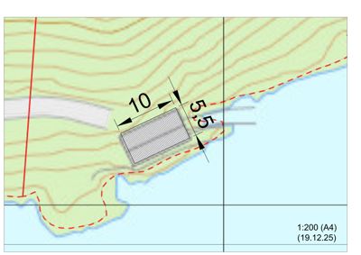 Situasjonsplan som viser en bygning plassert på et kupert terreng ved kystlinjen. Tegningen inkluderer høydekurver (konturlinjer), en vei, og dimensjoneringslinjer for bygningens plassering.