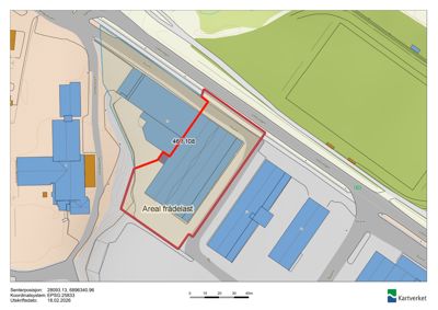 Situasjonsplan som viser tomtens beliggenhet i forhold til nabolag, veier og infrastruktur. Planen markerer et spesifikt område med rød linje og teksten 'Areal fradelast' (areal som er fradelagt fra byggefeltet).