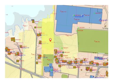 Situasjonsplan som viser eiendomsgrenser, vegnett, naboeiendommer og tomtens plassering i forhold til omgivelsene.