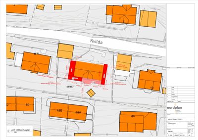 Situasjonsplan (Utomhusplan) som viser tomtens plassering i forhold til nabolaget, veier (Kvilda), og omkringliggende eiendommer med mål og avstander.