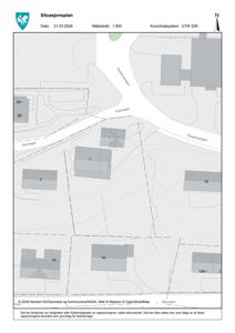 Situasjonsplan som viser tomtens beliggenhet, omgivende veier (Fjellvegen, Sjukehusvegen, Melvegen), topografi (konturlinjer) og plassering av nabobygninger.