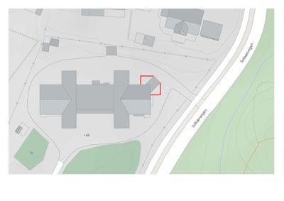 Situasjonsplan som viser tomtens form, omgivende bebyggelse, vegforhold (Solbæervegen) og terrengforhold.