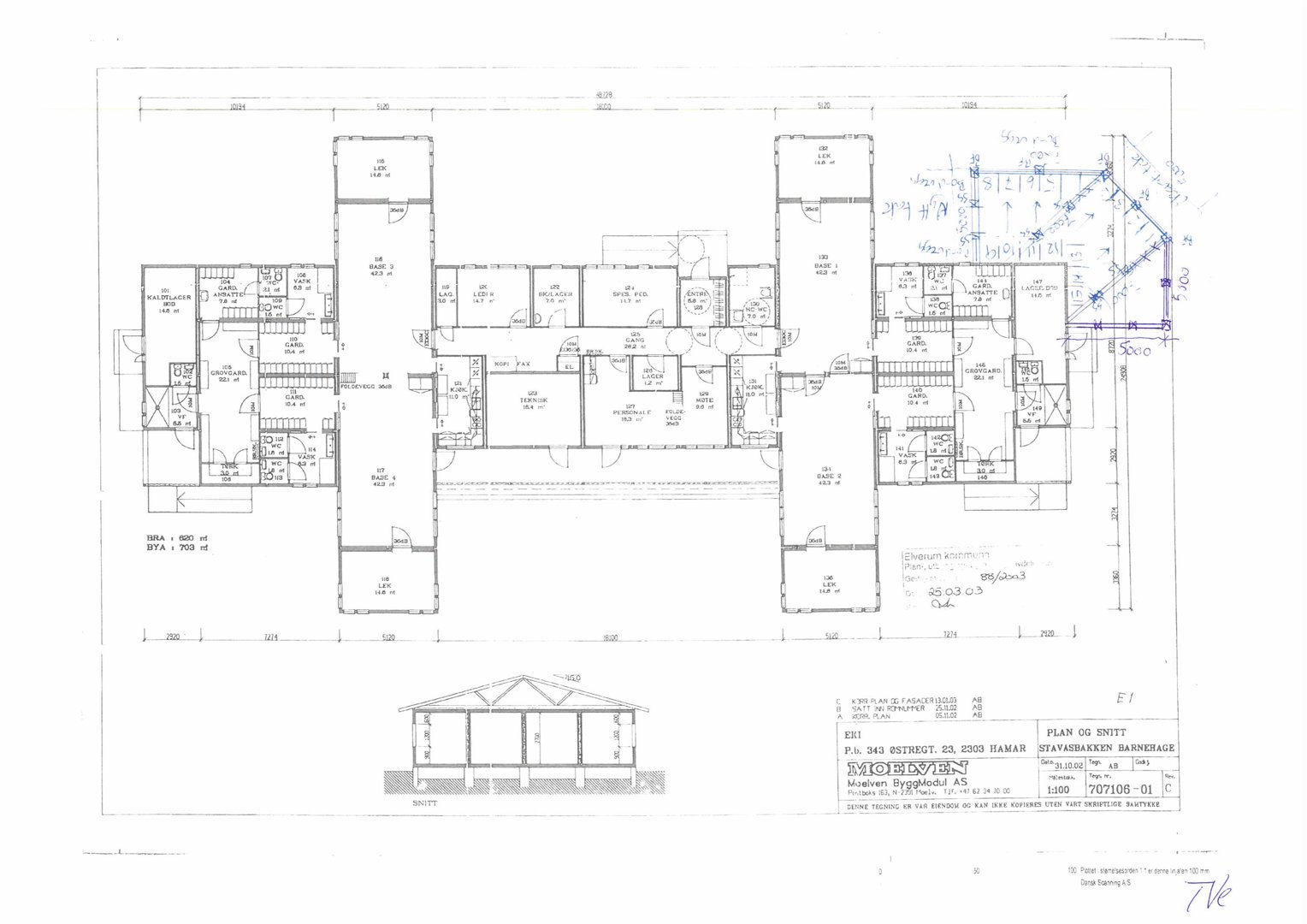 Etasjeplan (plan og snitt) som viser romfordeling, dører, vinduer og mål for en bygning.