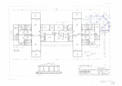 Etasjeplan (plan og snitt) som viser romfordeling, dører, vinduer og mål for en bygning.